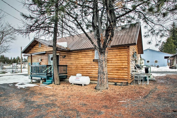 Wolf Cabin Vacation Rental | 2BR | 1BA | Stairs Required | 400 Sq Ft