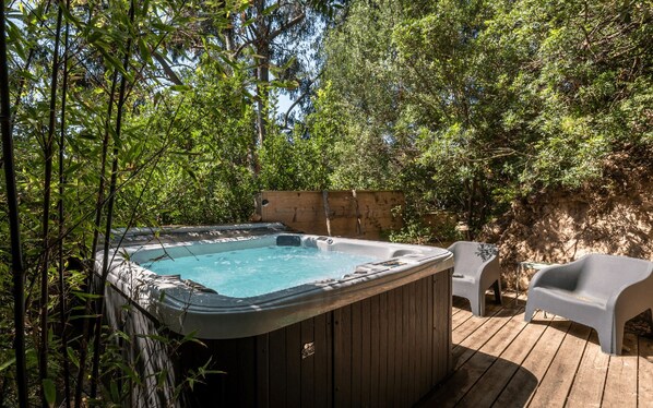 Bain à remous extérieur