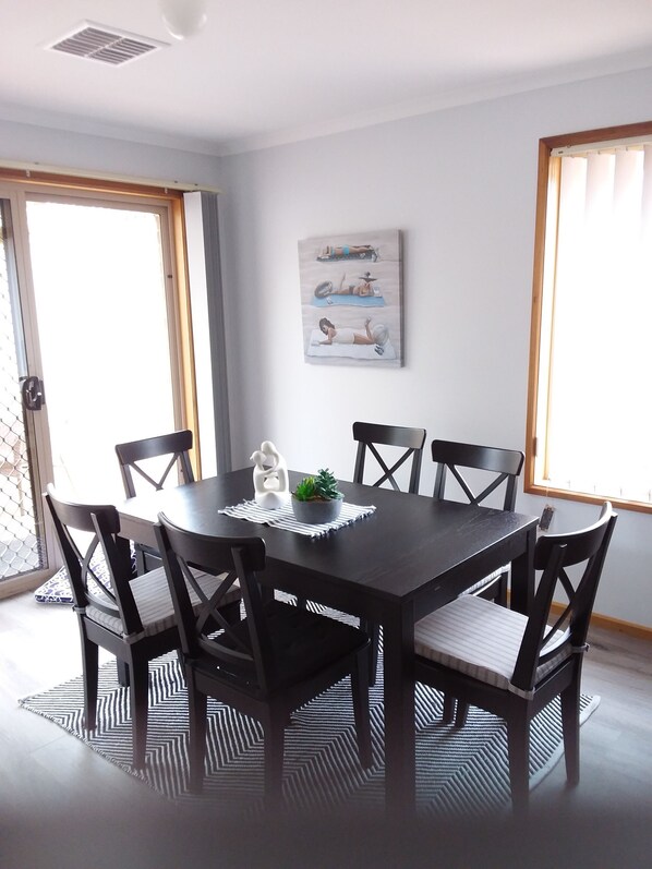 Kitchen dining area seats 6
