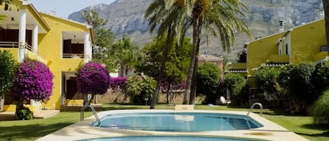 vistas desde la piscina y jardín
