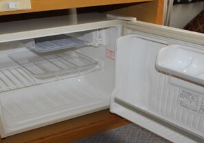 Guest room refrigerator (Power on when using)