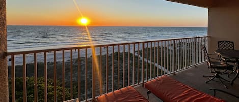 Gorgeous Indian Rocks Beach sunsets every night! Enjoy a top flo - Gorgeous Indian Rocks Beach sunsets every night! Enjoy a top floor view from the comfortable balcony.