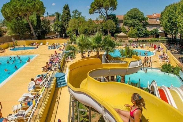 Parc aquatique,
2 bassins, adultes et enfants
Pataugeoire