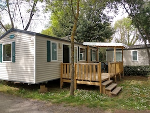 Terrasse semi-couverte, salon de jardin pour 6 personnes