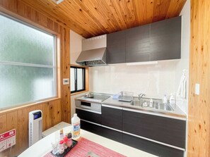 ・[Kitchen] The bright and clean kitchen has plenty of light, making cooking easy.