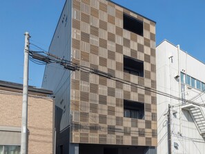 ・ Guest house with good access within walking distance from JR, Keihan, subway, and bus