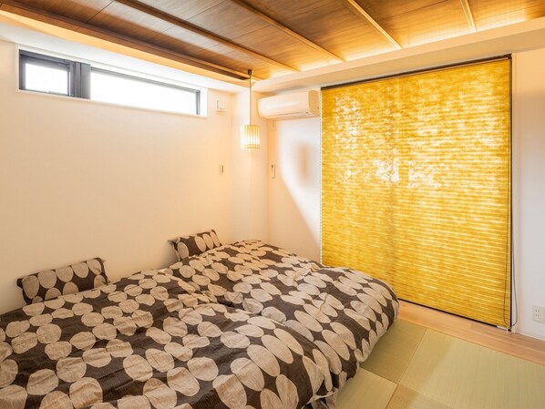 ・ [Deluxe Twin] You can rest comfortably with 2 semi-double beds.