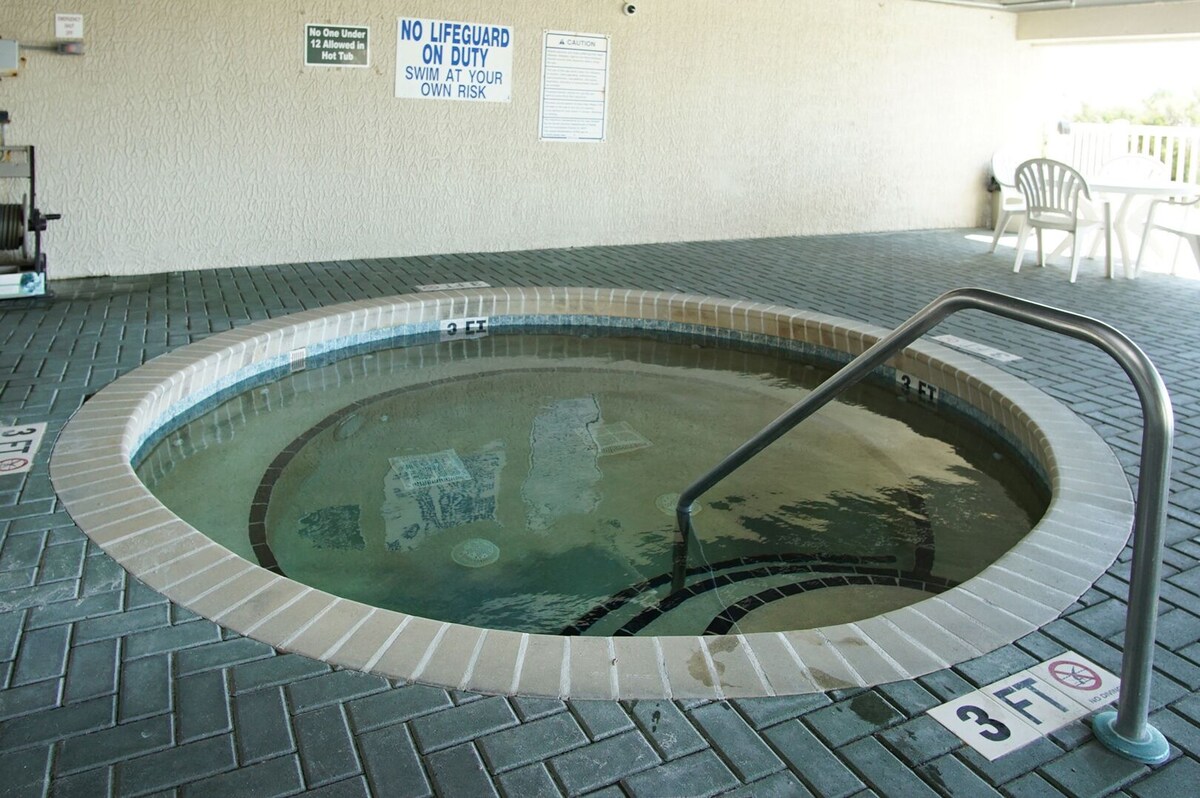 Lovely airy oceanfront condo rental with lazy river, pool, and fitness center near Ocean Drive