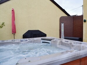 Wonderful private secluded hot tub | Ty Glyndwr, Lower Cwm-twrch, near Ystradgynlais