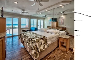 King for King on the beach 30 ft away/Mirors Recess Lights/Tile floors