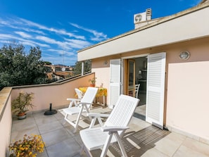 L'Eau, Ciel, Bâtiment, Plante, Propriété, Piscine, Bleu Azur, Arbre, Fenêtre, Maison