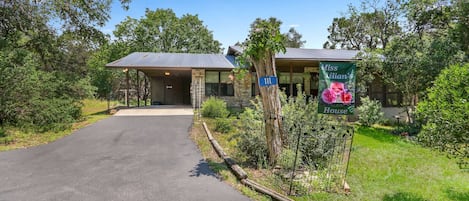 The front drive up to the home.