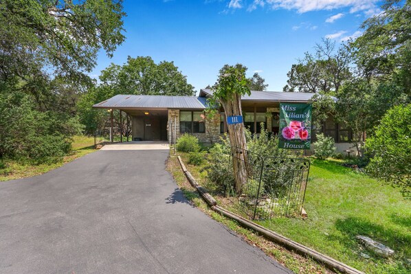 The front drive up to the home.