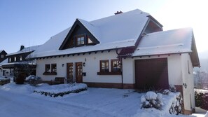 Ferienwohnung Dunja (Winterberg/Züschen) --Hausansicht Winter