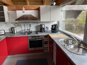 Comptoir, Evier, Cabinetry, Propriété, Évier, Robinet, Cuisine, Luminaire Plomberie, Cuisinière, Appareil De Cuisine