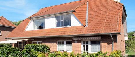 Plant, Sky, Property, Window, Building, Cloud, House, Land Lot, Wood