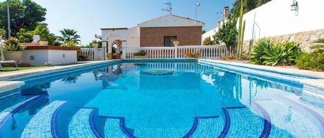 Water, Sky, Plant, Azure, Nature, Swimming Pool, Body Of Water, Tree, Leisure, Shade