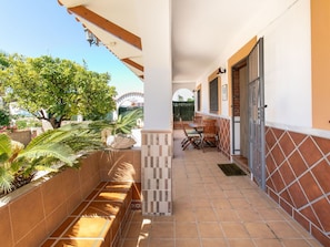 Balcony, Wood Stain, Shade, Baluster, Outdoor Furniture, Outdoor Structure, Tile, Handrail, Porch, Fence