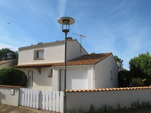 Himmel, Pflanze, Gebäude, Wolke, Haus, Baum, Wohngebiet, Grundeigentum, Zaun, Dach