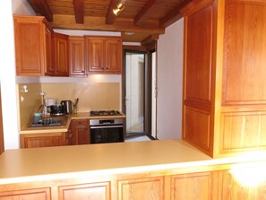 Cabinetry, Propriété, Comptoir, Meubles, Bâtiment, Bois, Cuisine, Design Intérieur, Appareil De Cuisine, Cuisinière
