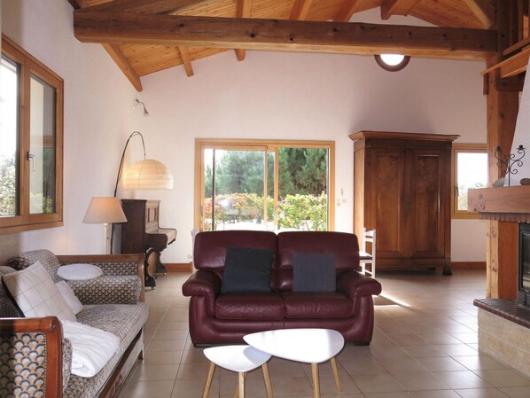 Meubles, Bâtiment, Fenêtre, Bois, Plante, Canapé, Confort, Design Intérieur, Ombre, Sol