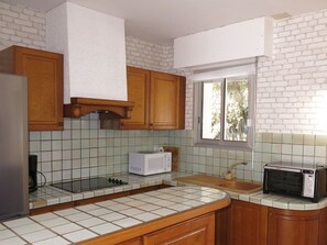 Countertop, Cabinetry, Eigentum, Spüle, Küche, Herd, Holz, Küchengerät, Interior Design, Die Architektur