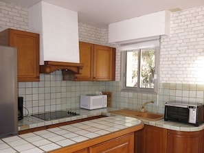 Countertop, Cabinetry, Eigentum, Spüle, Küche, Herd, Holz, Küchengerät, Interior Design, Die Architektur