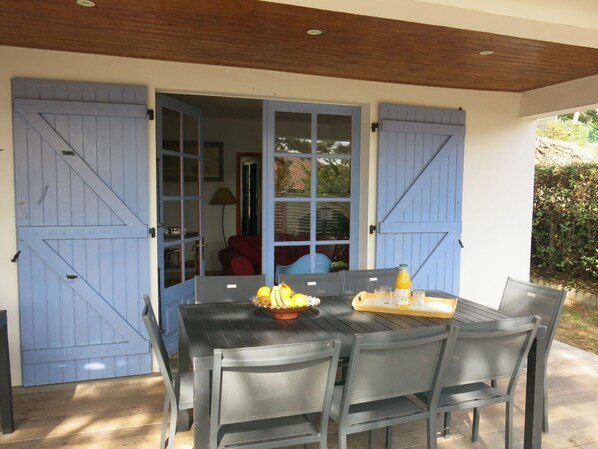 Meubles, Propriété, Table, Vaisselle, Chaise, Bois, Design Intérieur, Éclairage, Ombre, Sol