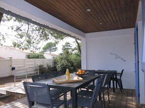Table, Propriété, Meubles, Bois, Chaise, Ombre, Design Intérieur, Arbre, Sol, Bâtiment