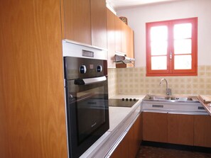 Cabinetry, Robinet, Comptoir, Evier, Évier, Meubles, Luminaire Plomberie, Fenêtre, Cuisine, Bois