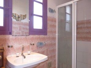Marron, Miroir, Robinet, Luminaire Plomberie, Propriété, Évier, Lavabo, Salle De Bains, Bois, Violet