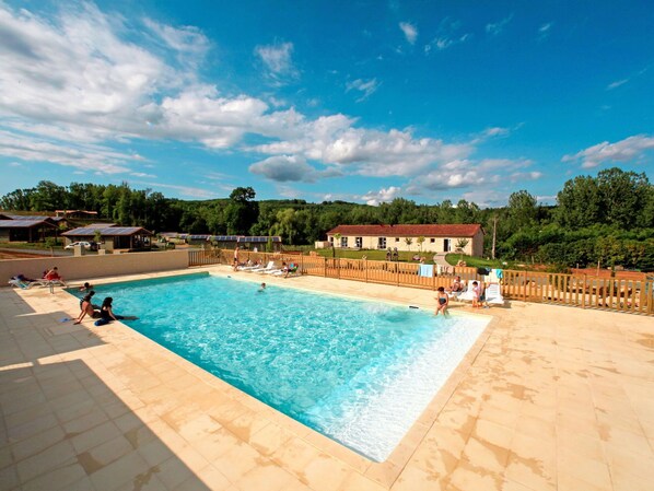 L'Eau, Nuage, Ciel, Plante, Piscine, Bâtiment, Bleu Azur, Arbre, Maison, Chaise