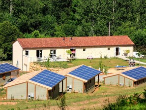 Pflanze, Gebäude, Eigentum, Fenster, Baum, Haus, Grundstueck, Steigung, Gras, Holz