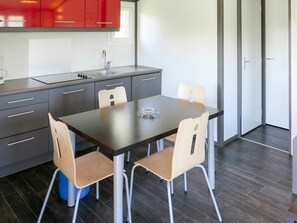 Meubles, Pièce, Table, Propriété, Salle À Manger, Cuisine, Sol, Chaise, Design Intérieur, Comptoir