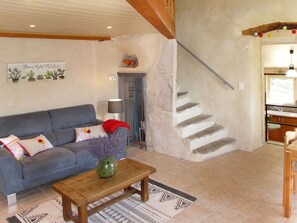 Zimmer, Eigentum, Wohnzimmer, Möbel, Interior Design, Gebäude, Haus, Fussboden, Tabelle, Grundeigentum