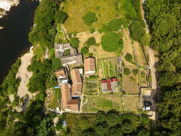 Eigentum, Natürliche Landschaft, Pflanze, Baum, Grundstueck, Urban Design, Gebäude, Haus, Gras, Nachbarschaft