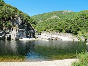 Wasser, Berg, Himmel, Pflanze, Natürliche Landschaft, See, Hochland, Baum, Bedrock