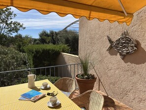 Möbel, Gartenmöbel, Schatten, Stuhl, Balkon, Blumentopf, Zimmerpflanze, Eco Hotel, Tisch Im Freien, Holzbeize