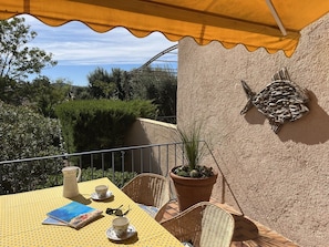 Möbel, Gartenmöbel, Schatten, Stuhl, Balkon, Blumentopf, Zimmerpflanze, Eco Hotel, Tisch Im Freien, Holzbeize