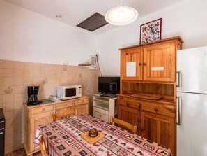 Cabinetry, Eigentum, Countertop, Möbel, Schublade, Holz, Kommode, Küche, Beleuchtung, Interior Design
