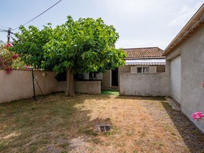 Himmel, Pflanze, Gebäude, Grundstueck, Strassenbelag, Die Architektur, Vegetation, Baum, Gras, Haus