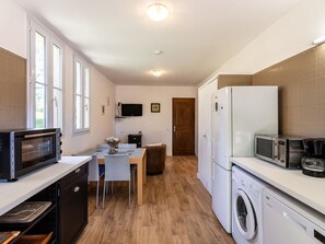 Cabinetry, Gebäude, Eigentum, Countertop, Möbel, Tabelle, Küchengerät, Haushaltsgerät, Fenster, Küche