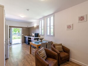 Tabelle, Fenster, Couch, Gebäude, Bilderrahmen, Holz, Stuhl, Interior Design, Wohnzimmer, Zimmerpflanze