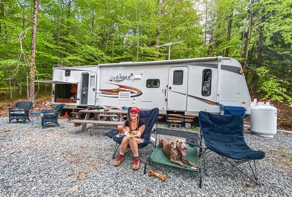 32” ft Rv that sleeps 6 comfortably in the Woods of Roscoe NY. WiFi & fire pit