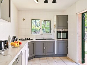Spüle, Cabinetry, Countertop, Eigentum, Sinken, Küchengerät, Herd, Haushaltsgerät, Küche, Fenster