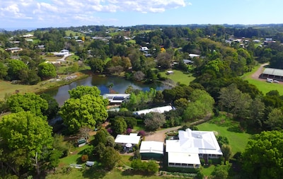 Maleny self contained Cottage & outdoor spa, walk to village cafes & restaurants