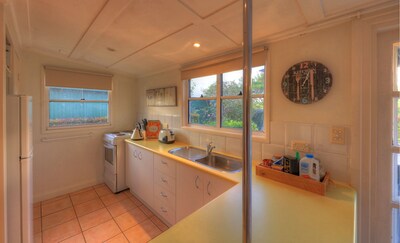 Maleny self contained Cottage & outdoor spa, walk to village cafes & restaurants