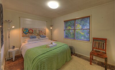 Maleny self contained Cottage & outdoor spa, walk to village cafes & restaurants