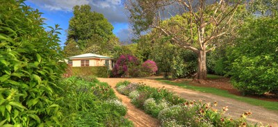 Maleny self contained Cottage & outdoor spa, walk to village cafes & restaurants