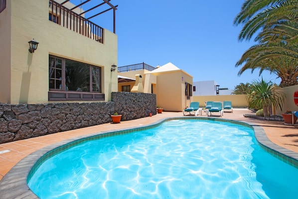 Delightful Costa Teguise Villa | 4 Bedrooms | Large Private Pool | Villa Ellen | Lanzarote